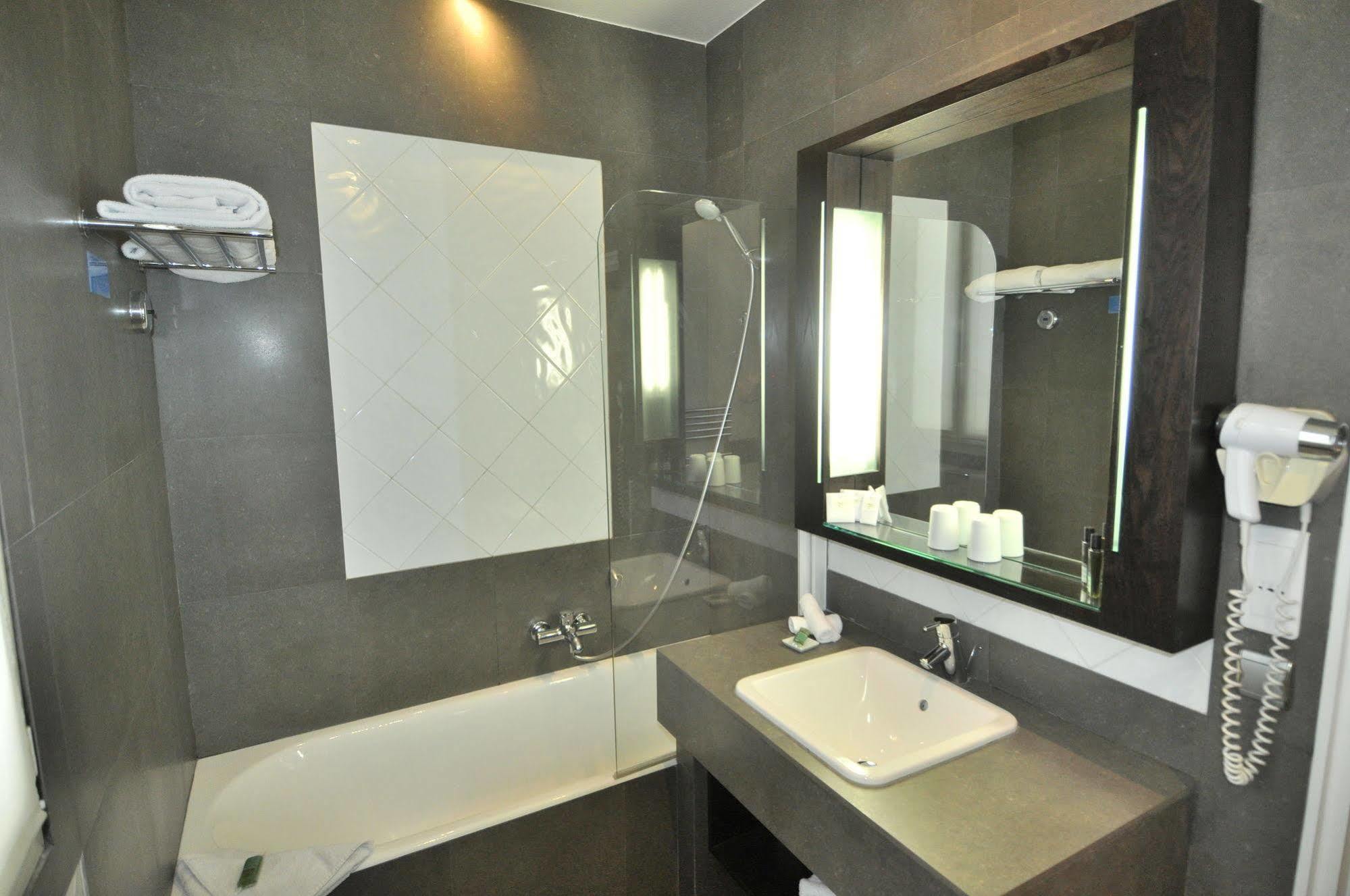 Hotel Duret Champs Elysees Paris