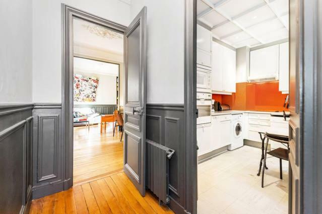 Apartment Large & Bright Apartment, Paris, Montmartre-opera, Picturesque Rue Des Martyrs