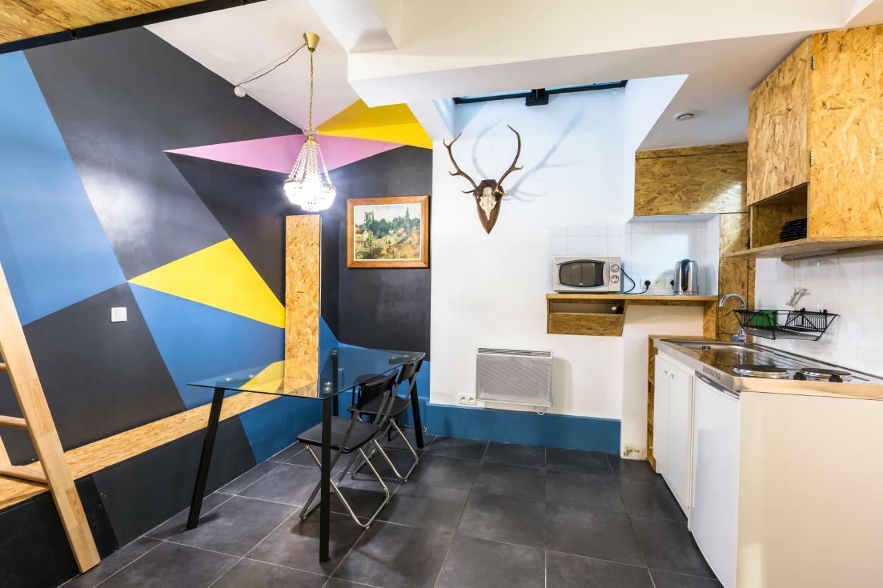 Pretty 25 M2 In A Lively District *