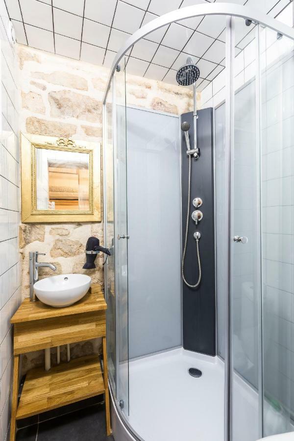 Pretty 25 M2 In A Lively District * Paris