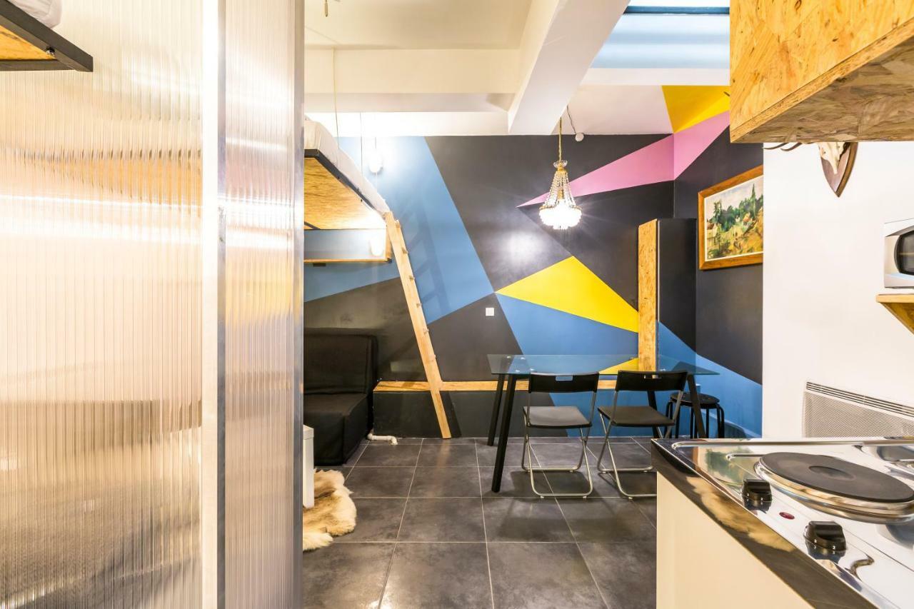 Pretty 25 M2 In A Lively District Paris