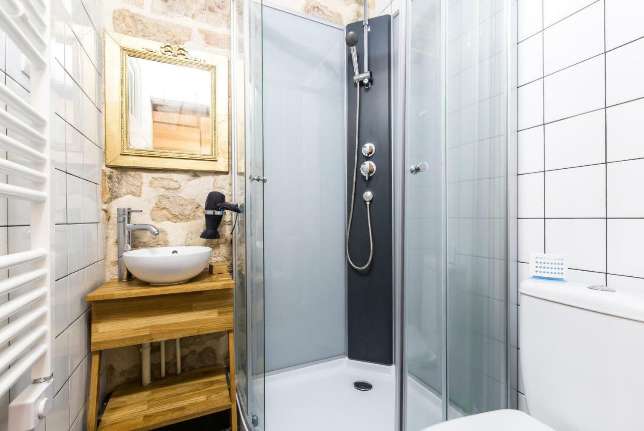Pretty 25 M2 In A Lively District