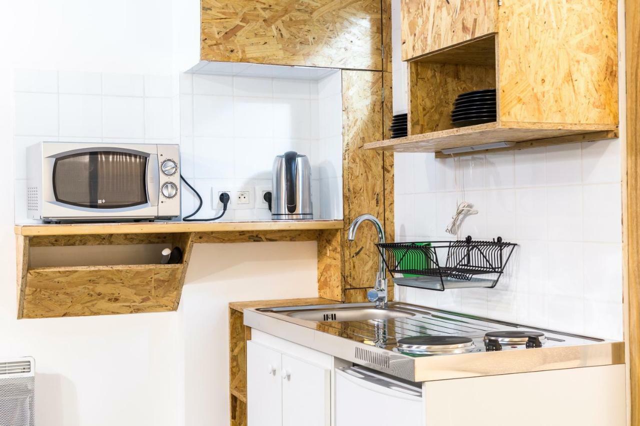 Pretty 25 M2 In A Lively District *