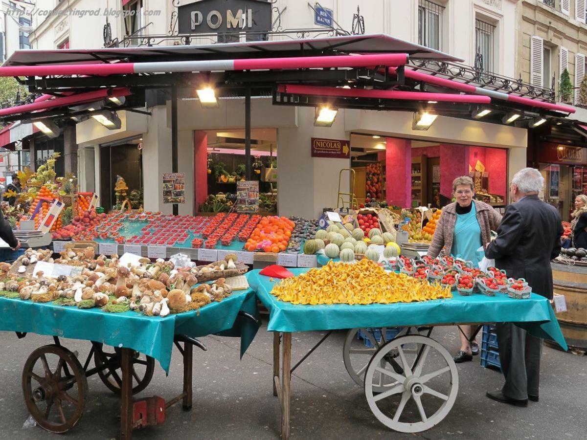 Little Boudoir Of Champs-elysées