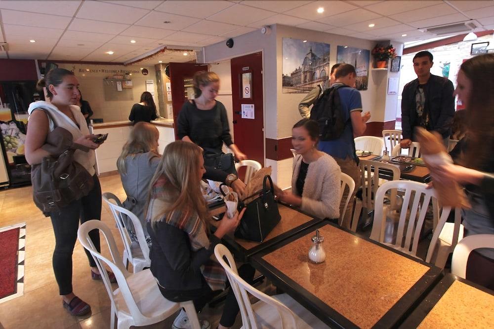 Internationale Des Jeunes Albergue