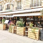 Petite Maison A La Tour Eiffel