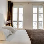 Appartement Champs-Elysees Montaigne - Hala Paris