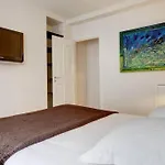 Appartement Champs-Elysees Montaigne - Hala Paris