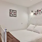 14 Luxury Flat Eiffel Design 1