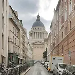 Magnificent Cocoon In The Heart Of Paris