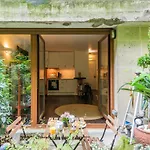 Un Coin De Paradis Avec Jardin A Montmartre