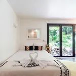 Un Coin De Paradis Avec Jardin A Montmartre