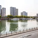 Bright 1Bedroom Apartment Centrally Located With Most Beautiful Views From Seine At 10 Minutes Walking From Beaugrenelle Shopping Mall And Eiffel Tower