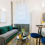 Madeleine - Concorde Private Studio