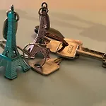 Petit appartement lumineux et atypique à Paris 14.