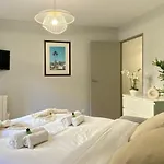1607B - Wonderful Apartment With Terrace On Garden