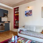 Superb & Calm Flat Near Champs Elysees In Paris - Welkeys