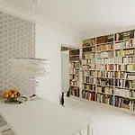Spacious T2 Boulevard Beaumarchais