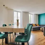 2 Bedrooms Tour Eiffel Breteuil