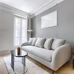 Unique Luxury Parisian flat 2BR/6P -Champs Elysées