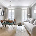 Unique Luxury Parisian Flat 2Br/6P -Champs Elysees