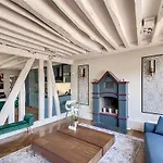 Beautiful Apartment With A Terrace In Le Marais