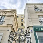 Small Parisian Cocoon Located In The 18Th District