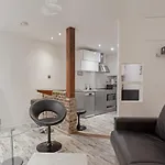 Bright 2 Bedroom Apartment In Paris