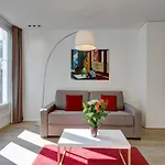 Champs Elysees Apartment