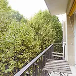 A Cosy Nest With A Balcony Near The Seine