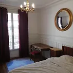 Paris, Appartement Typique Spacieux Et Confortable