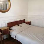 Paris, Appartement Typique Spacieux Et Confortable