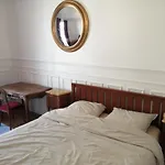 Paris, Appartement Typique Spacieux Et Confortable