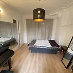 Paris: Agreable Chambre D\'Un Grand Createur