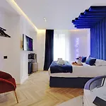 Couples Getaway Unit With Jacuzzi - City Center