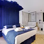 Couples Getaway Unit With Jacuzzi - City Center