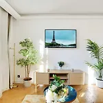 Chic And Cozy Apartment In The Heart Of Paris