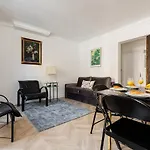 Pantheon & Luxembourg Gardens - City Apartment