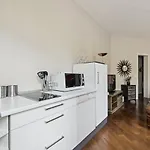 Champs-Elysees & Arc De Triomphe - City Apartment
