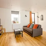 Quiet Apartment, Lively Area,Next To Eiffel Tower.