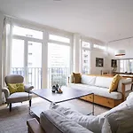 Spacious Apartment With View Of The Eiffel Tower