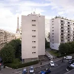 Spacious Apartment With View Of The Eiffel Tower