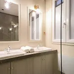 Modern And Cosy Flat In The Heart Of Notre Dame