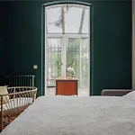 Veeve - Grace And Grandeur