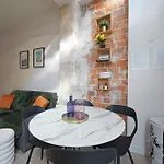 2 Bed Modern Fully Furnish Flat,Close To Buttes Chaumon Park