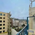 Lavie Maison : A C & Eiffel Tower View