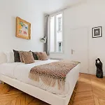 Luxe 1-Br Gem Steps From The Louvre & Opera
