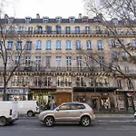 Modern Open-Air Apartment Near Montmartre