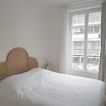 Stylish Parisian Flat Near Eiffel Tower
