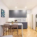 Appartement Moderne Pour 4 Proche Arc De Triomphe
